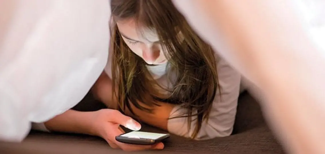 дівчина надсилає повідомлення