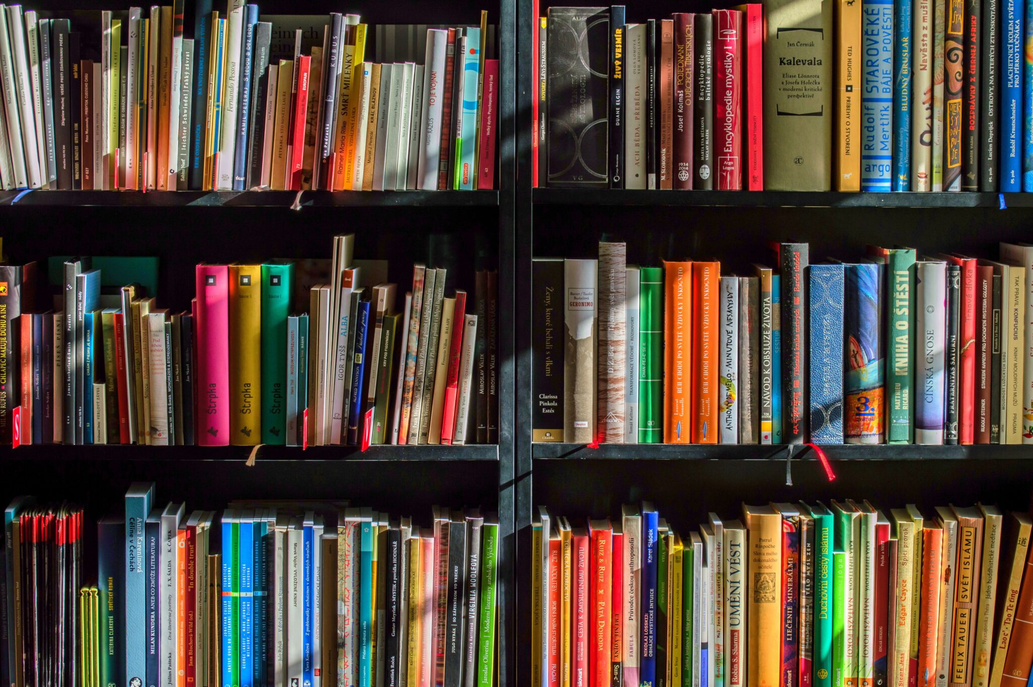 Стопка паперових книг у затишному просторі для читання